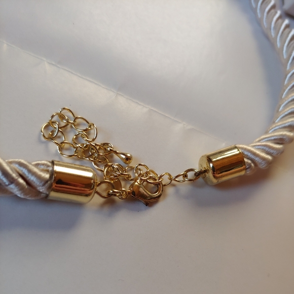 BUNDLE WITH 2 AVON Necklaces and some unbranded jewelry - Picture 5 of 15